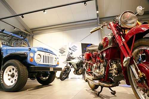 Fahrzeuge und Motorrad im Showroom